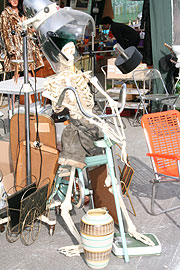 Ein Skelett , Lederhosen oder eine Fühnhaube? Alles findet sich auf dem Flohmarkt.. (Foto: Martin Schmitz)